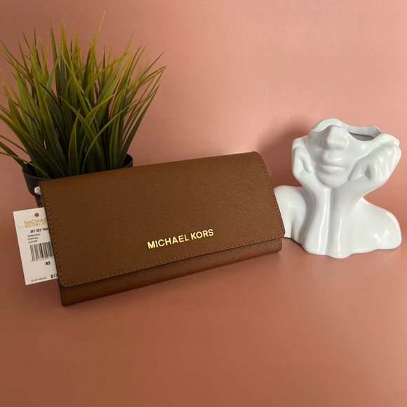 Michael Kors Handbags - MICHAEL MICHAEL KORS Jet Set Travel Large Saffiano Leather Quarter-Zip Wallet